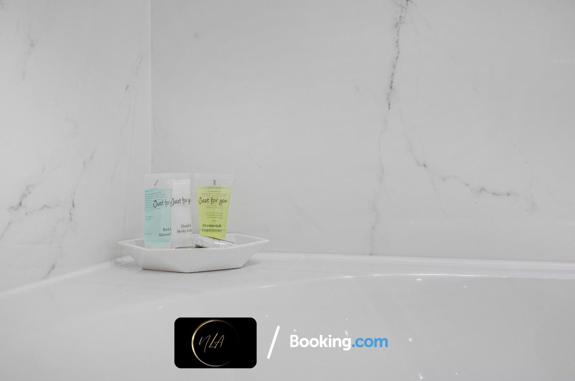 City Centre Apartment With Free Parking, 2 Bathrooms, Netflix And Wifi - Suitable For Contractors And Families - By Noor Luxury Accommodations Birmingam Exterior foto