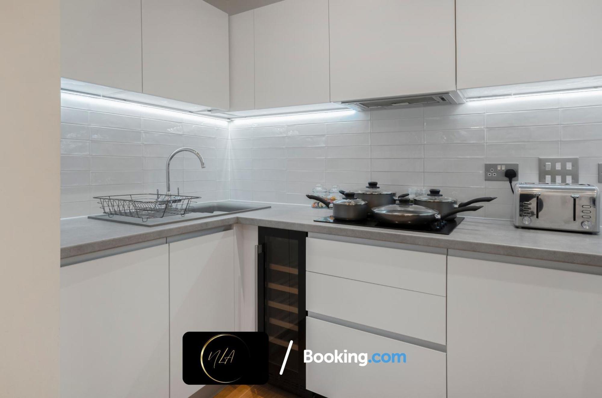 City Centre Apartment With Free Parking, 2 Bathrooms, Netflix And Wifi - Suitable For Contractors And Families - By Noor Luxury Accommodations Birmingam Exterior foto